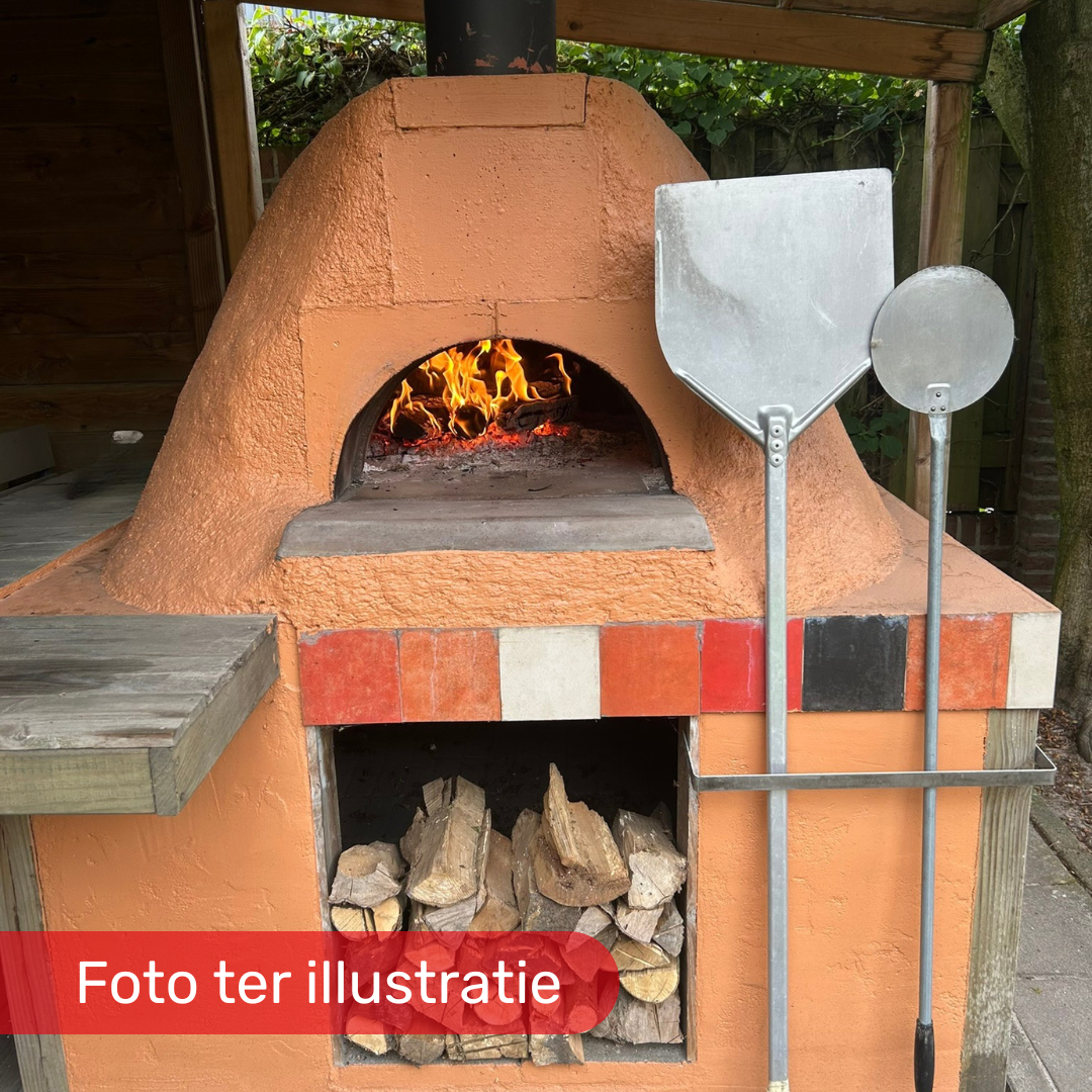 Afgebouwde houtgestookte pizzaoven met koepelisolatie